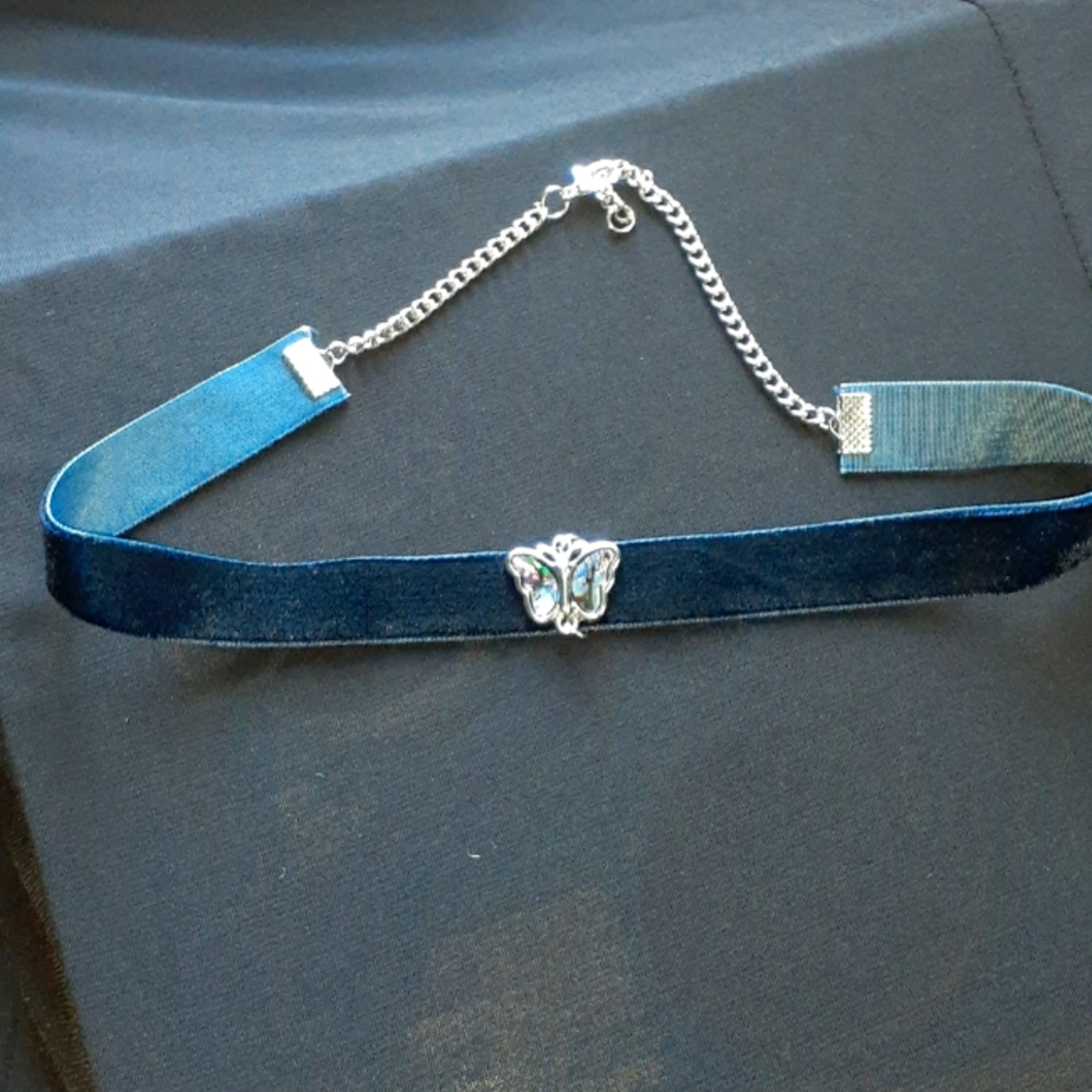 Handmade, Deep navy blue velvet choker w/butterfly